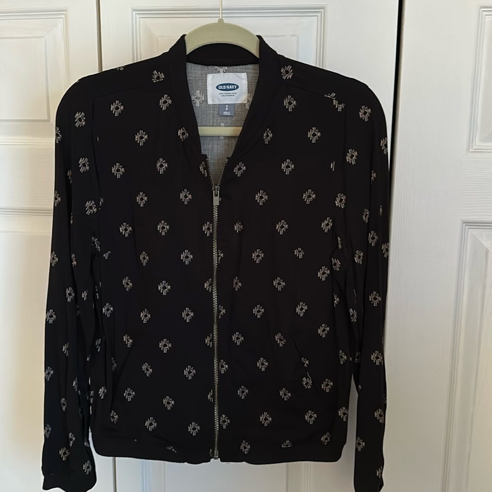 Women’s size small petite Old Navy black lightweight jacket with pockets.